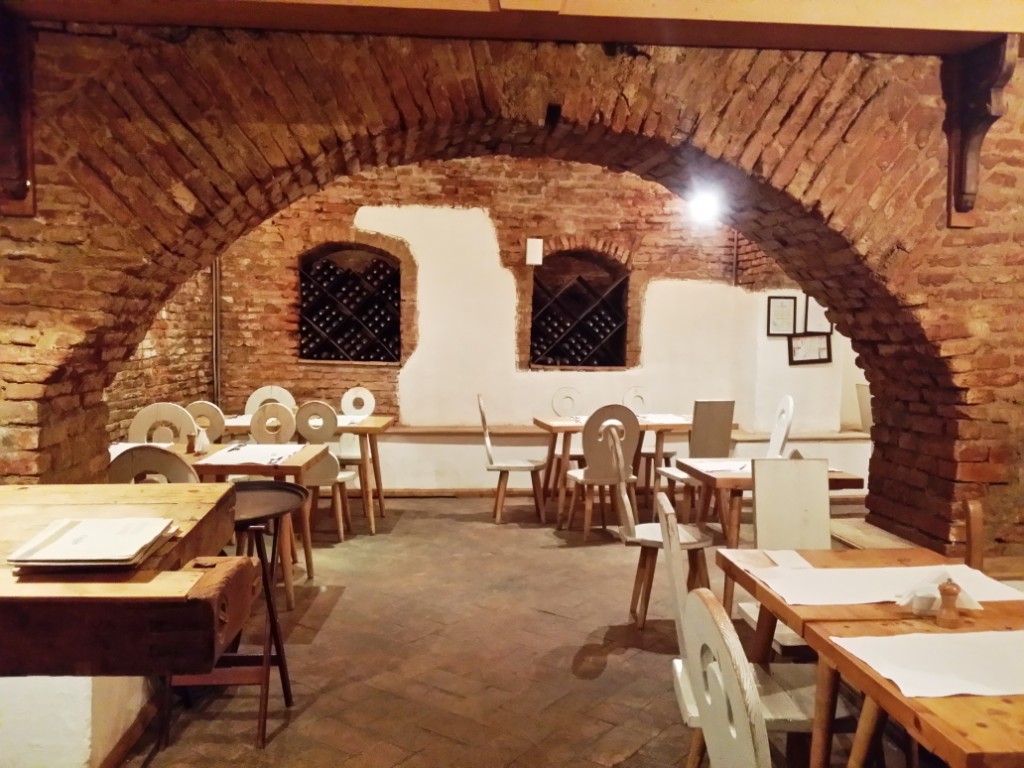 Lacrimi si Sfinti – restaurantul lui Mircea Dinescu in Centrul Vechi